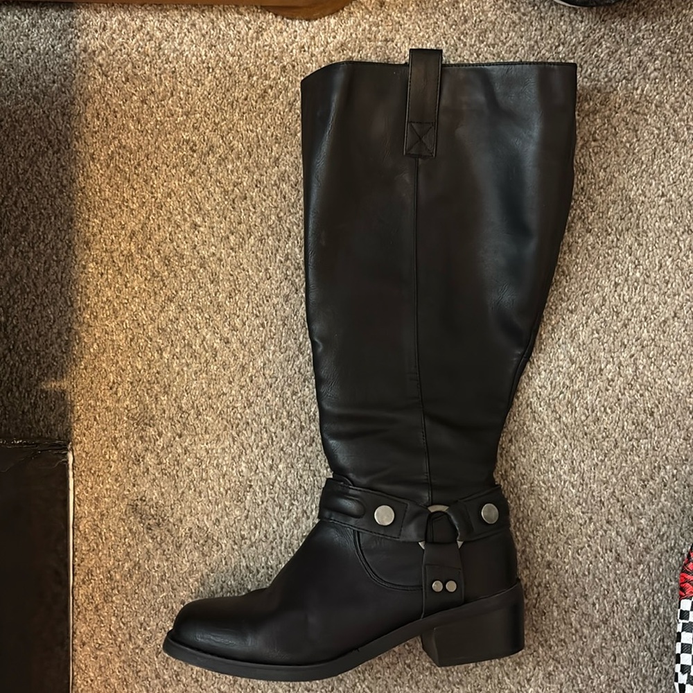Torrid 9w squat Toe knee boot